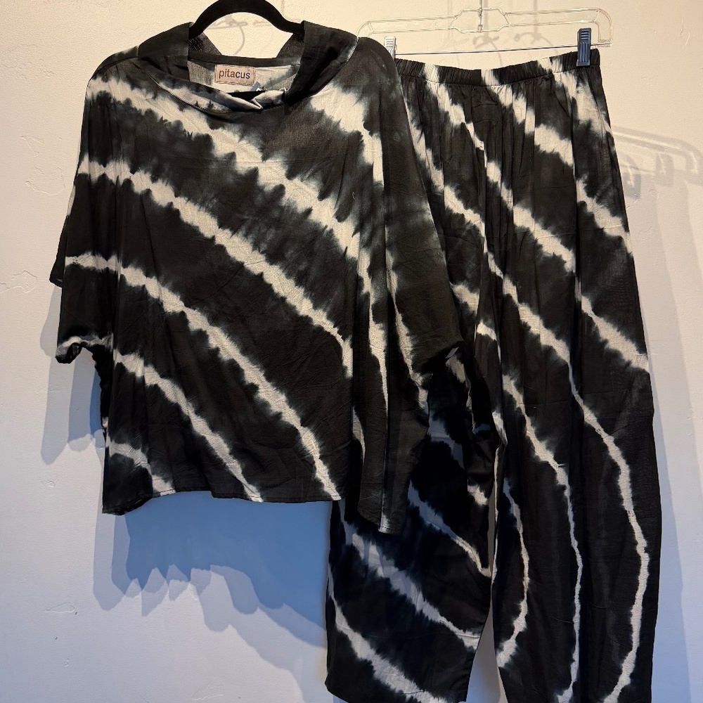 Gorgeous shibori tie dyed 2pc cowl drapey top and pant set